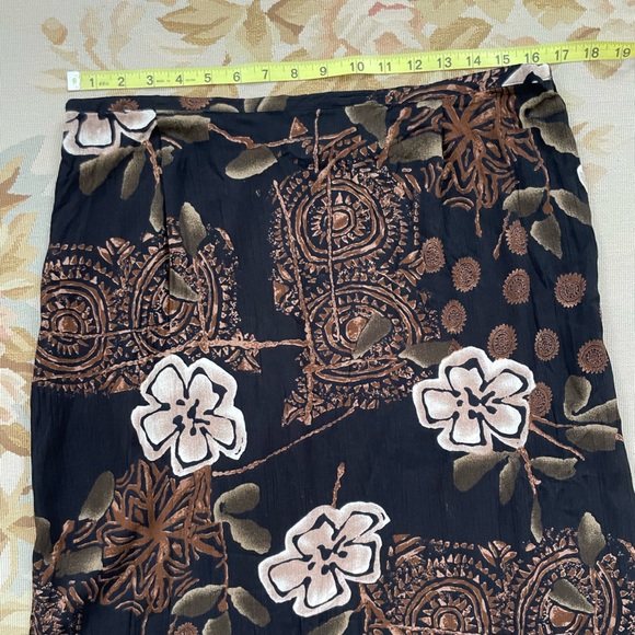 Black with sophisticated neutral designs, California Krush size XL crêpon skirt - Picture 5 of 8